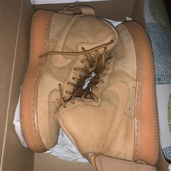 AIR FORCE 1 HIGH LV8 (GS) SIZE 5y - Picture 1 of 8